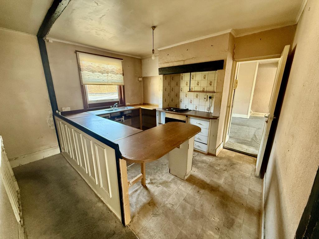 Lot: 11 - FOUR STOREY DOUBLE FRONTED BUILDING WITH POTENTIAL - Maisonette kitchen